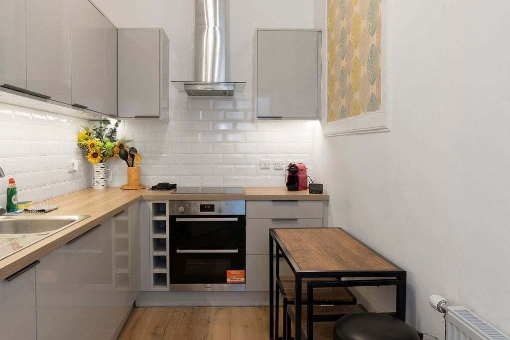Coffee/tea maker, fridge, oven, toaster