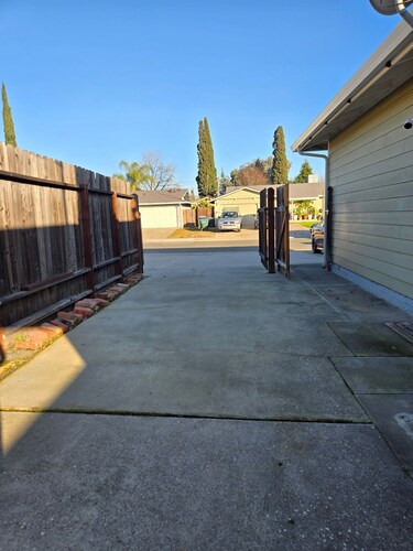 APEX HOME Charming 3-bedroom house with AC in Sacramento, Pool, & Game Room