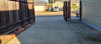 APEX HOME Charming 3-bedroom house with AC in Sacramento, Pool, & Game Room