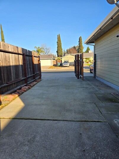 APEX HOME Charming 3-bedroom house with AC in Sacramento, Pool, & Game Room