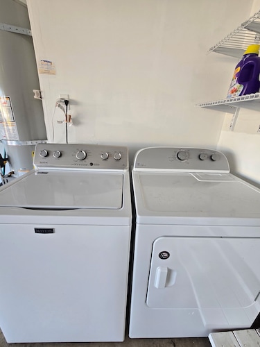 APEX HOME Charming 3-bedroom house with AC in Sacramento, Pool, & Game Room