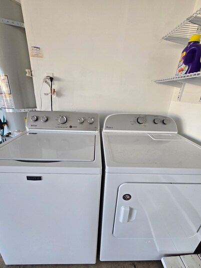 APEX HOME Charming 3-bedroom house with AC in Sacramento, Pool, & Game Room