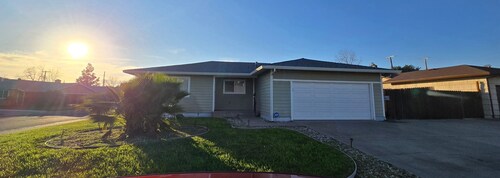 APEX HOME Charming 3-bedroom house with AC in Sacramento, Pool, & Game Room
