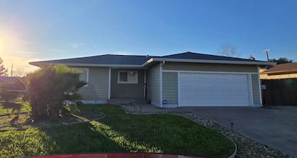 APEX HOME Charming 3-bedroom house with AC in Sacramento, Pool, & Game Room