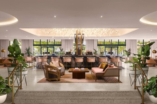 PGA Resort Home – Heated Pool, Walk to Dining & 15 min Drive to Beaches