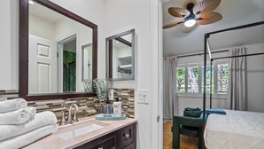 Desk, iron/ironing board, WiFi, bed sheets - PGA Resort Home – Heated Pool, Walk to Dining & 15 min Drive to Beaches (Palm Beach Gardens)