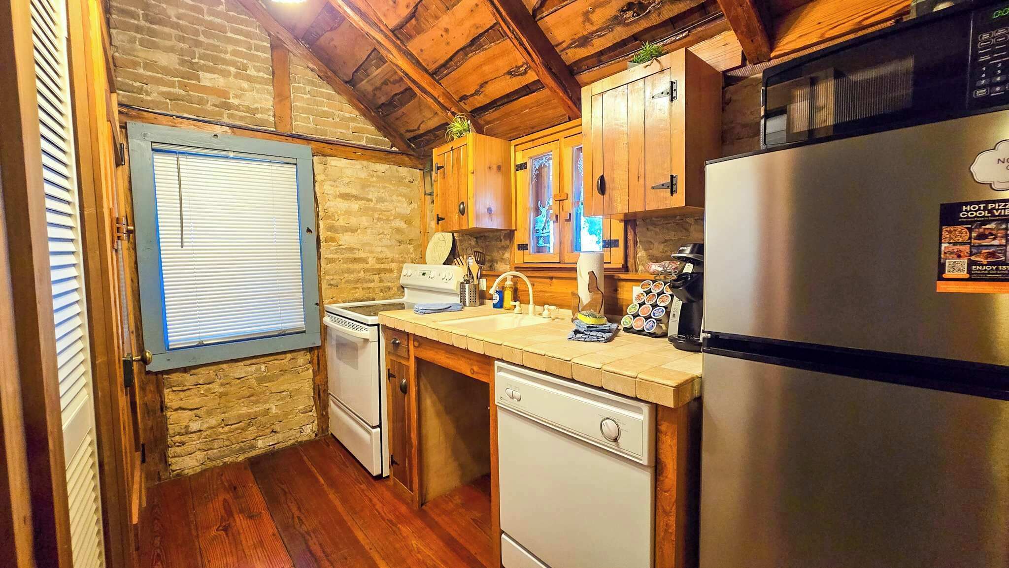 Studio, 1 Queen Bed, Kitchen, Garden View (Felson) | Private kitchen