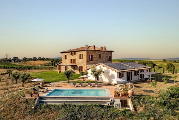 Exterior - Tenuta Orsini 9+3, Emma Villas (Castiglione in Teverina)
