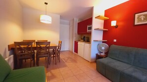 A compact living space with a dining area, kitchenette, and a sofa. - House, near parking, heated pool, sleeps 4–5, ground floor, lake, nature, and fishing (Monflanquin)