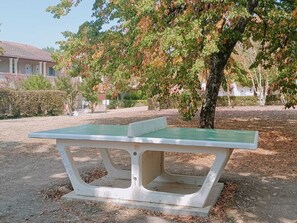 A park with a green picnic table and a tree. - House, near parking, heated pool, sleeps 4–5, ground floor, lake, nature, and fishing (Monflanquin)