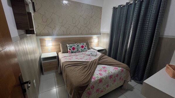 A hotel room with a bed, nightstands, a mirror, and a bathroom with a curtain. - 207 Apto 2 Qtos Lindo (Belém)