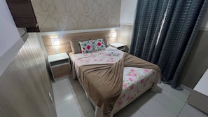A hotel room with a bed, bedside tables, a nightstand, a headboard, a wall with a crackle pattern, and a curtain. - 207 Apto 2 Qtos Lindo (Belém)