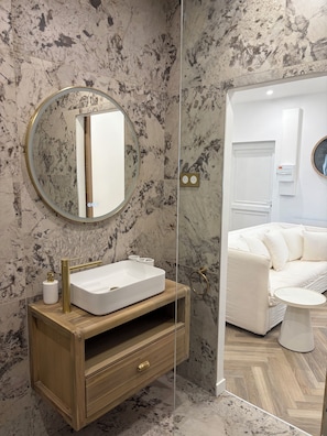 Shower, hair dryer, towels, soap - A cozy private estate near Astérix and the Roissy-CDG-Villepinte area (Mareil-en-France)