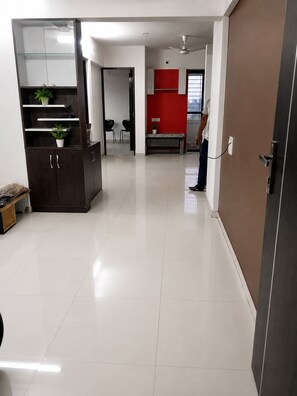 Un intérieur moderne comprenant un espace cuisine, une table à manger et un coin salon.