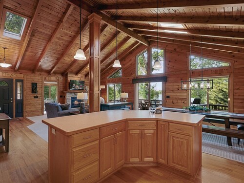 NEW on Lake Ossie! Hot Tub | Sauna| Great Fishing