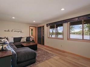 Smart TV, fireplace, ping pong - NEW on Lake Ossie! Hot Tub | Sauna| Great Fishing (Pequot Lakes)