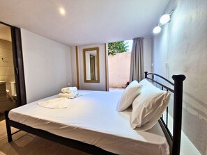 2 bedrooms, WiFi, bed sheets - Penelope's Messini Suite. 4 guests/private courtyard/300Mbps (Messini)