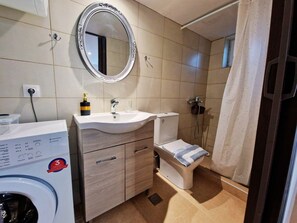Shower, hair dryer, towels, soap - Penelope's Messini Suite. 4 guests/private courtyard/300Mbps (Messini)