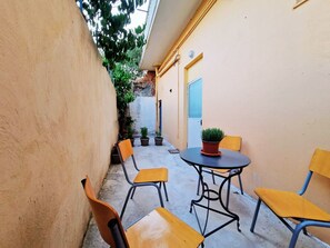 Outdoor dining - Penelope's Messini Suite. 4 guests/private courtyard/300Mbps (Messini)