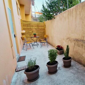 Outdoor dining - Penelope's Messini Suite. 4 guests/private courtyard/300Mbps (Messini)