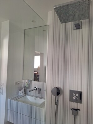 Bathroom - Suite (bedroom, bathroom) in a house, residential neighborhood, additional amenities (Schiltigheim)