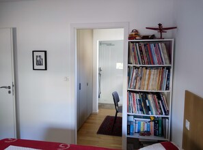 Room - Suite (bedroom, bathroom) in a house, residential neighborhood, additional amenities (Schiltigheim)