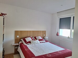 Room - Suite (bedroom, bathroom) in a house, residential neighborhood, additional amenities (Schiltigheim)