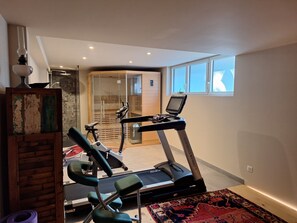 Fitness facility - Suite (bedroom, bathroom) in a house, residential neighborhood, additional amenities (Schiltigheim)