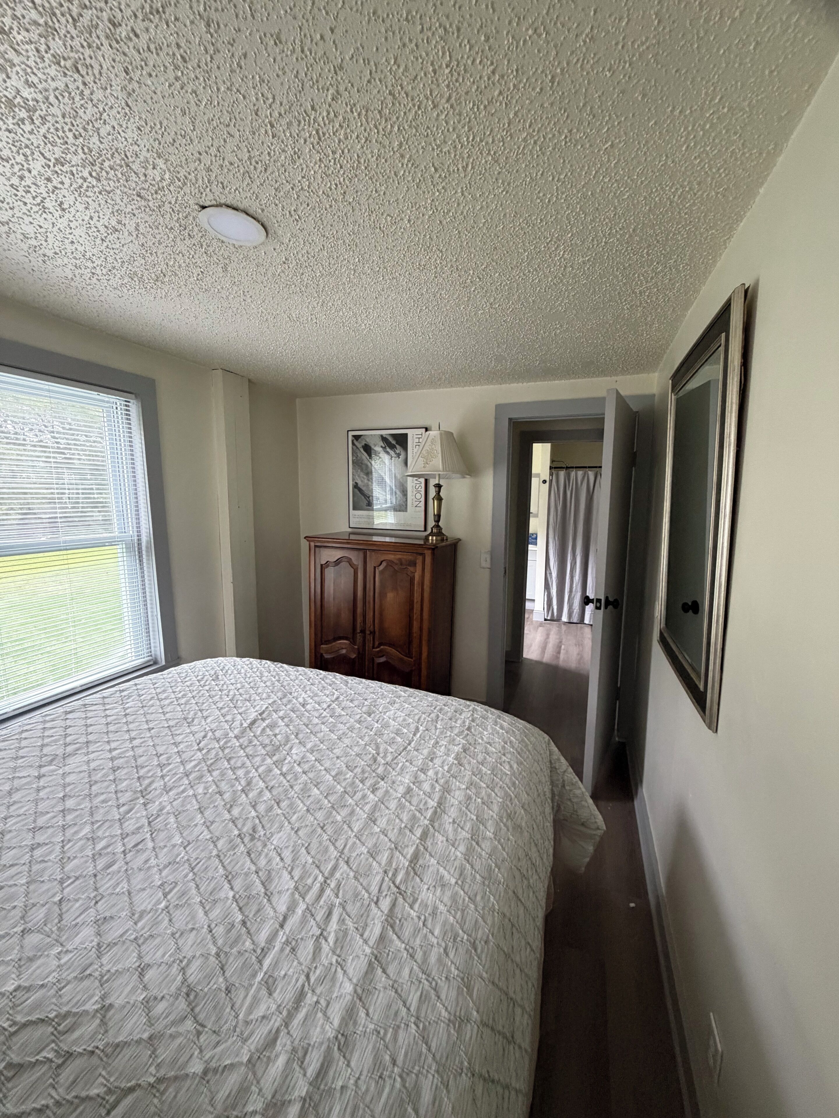 1 bedroom, desk, WiFi, bed sheets
