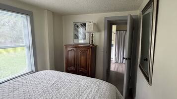 1 bedroom, desk, WiFi, bed sheets