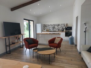 A modern kitchen with a tiled backsplash, a built-in oven, and a countertop. - Château le Mas Vacation Rental with Pool: Ideal for Families, a Haven of Peace in the Castle Grounds (ST MARTIAL D ARTENSET)