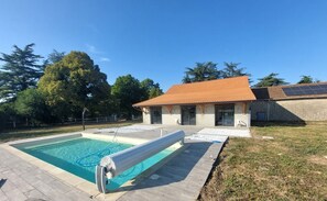 A residential property with a swimming pool, a covered patio, and a solar panel installation. - Château le Mas Vacation Rental with Pool: Ideal for Families, a Haven of Peace in the Castle Grounds (ST MARTIAL D ARTENSET)