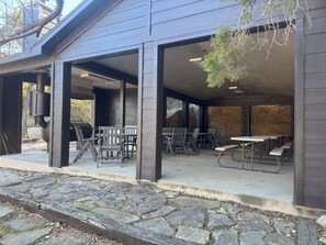 Outdoor dining - Rocker B is only a 10 minute drive away from this cute lake front cabin (Graford)