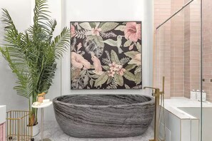 End your day with a soothing and relaxing bath.
 - Luxury suite with city and bay views in Miami (Miami)