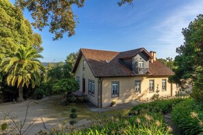Unclassified image, 3 of 8, button - Casa de Valdemar- A royal house in the North (Rande)