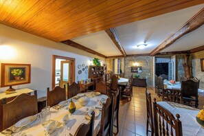 Unclassified image, 5 of 8, button - Casa de Valdemar- A royal house in the North (Rande)