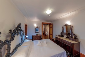 Unclassified image, 4 of 8, button - Casa de Valdemar- A royal house in the North (Rande)