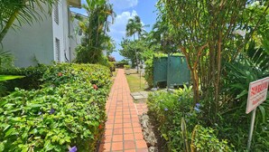 Un sendero que conduce a un edificio con un cartel que indica 'Palm Beach Road'.