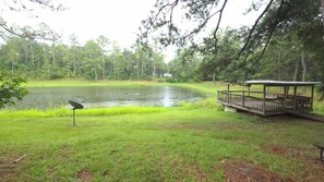 Un parque junto al lago con un quiosco y una antena parabólica.