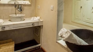 A bathroom with a sink, mirror, and bathtub. - BCK Art Riad (Marrakech)