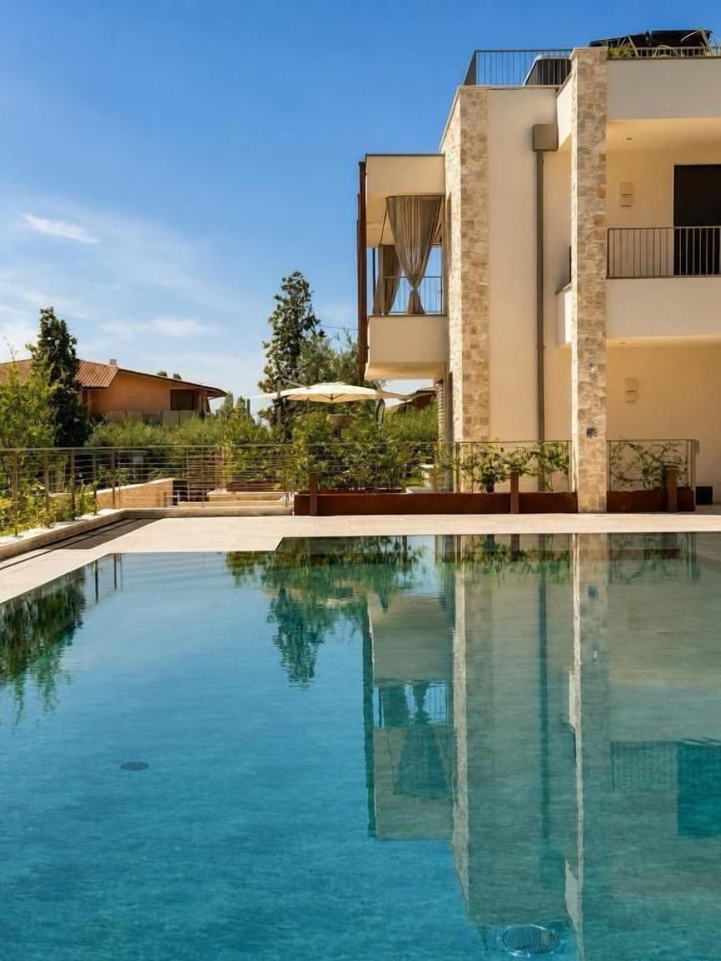 Una piscina al aire libre de temporada
