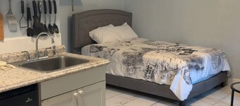Private Sarasota Guest House Near Beaches, Downtown & Siesta Key