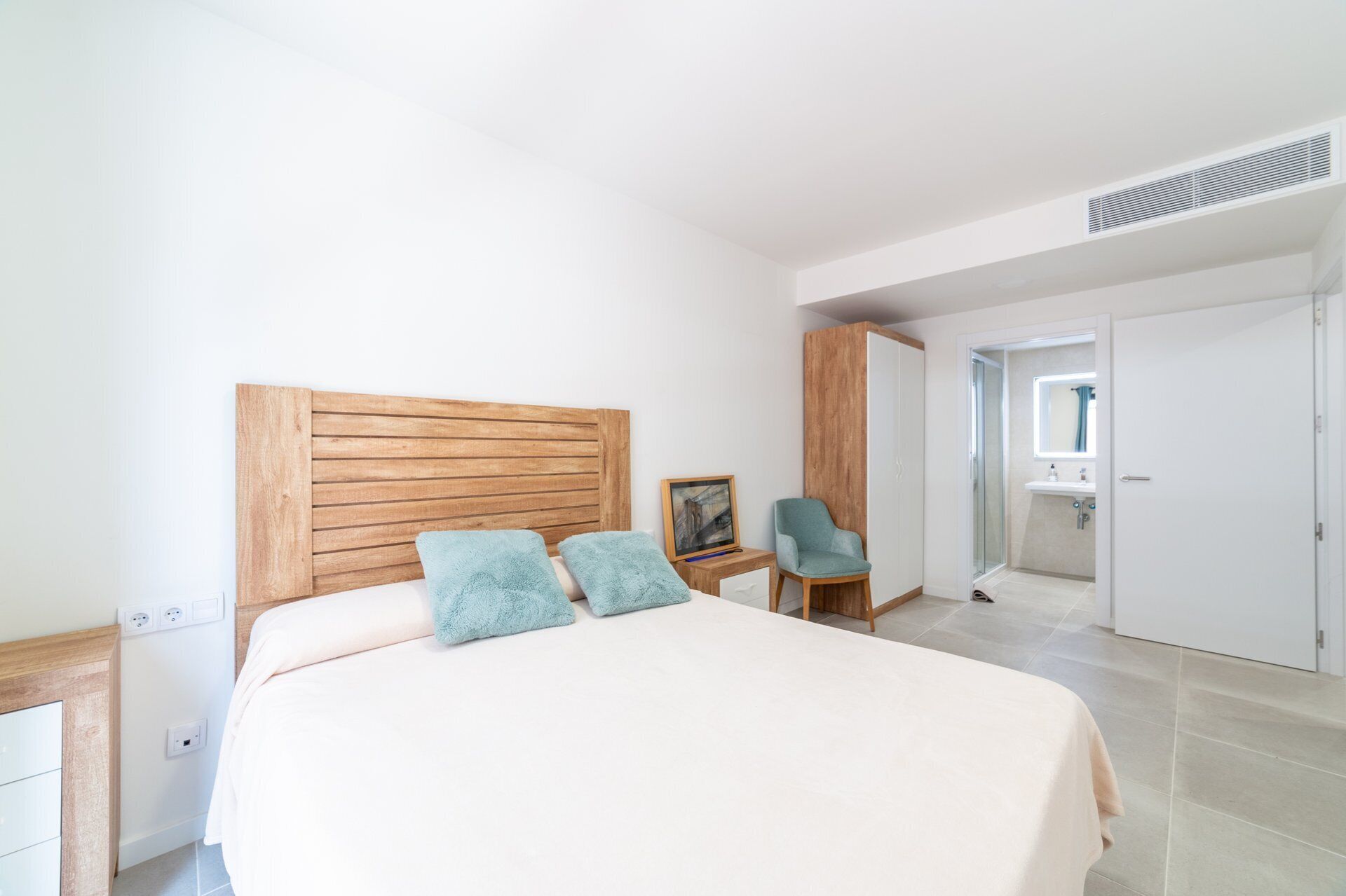 Iron/ironing board, bed sheets