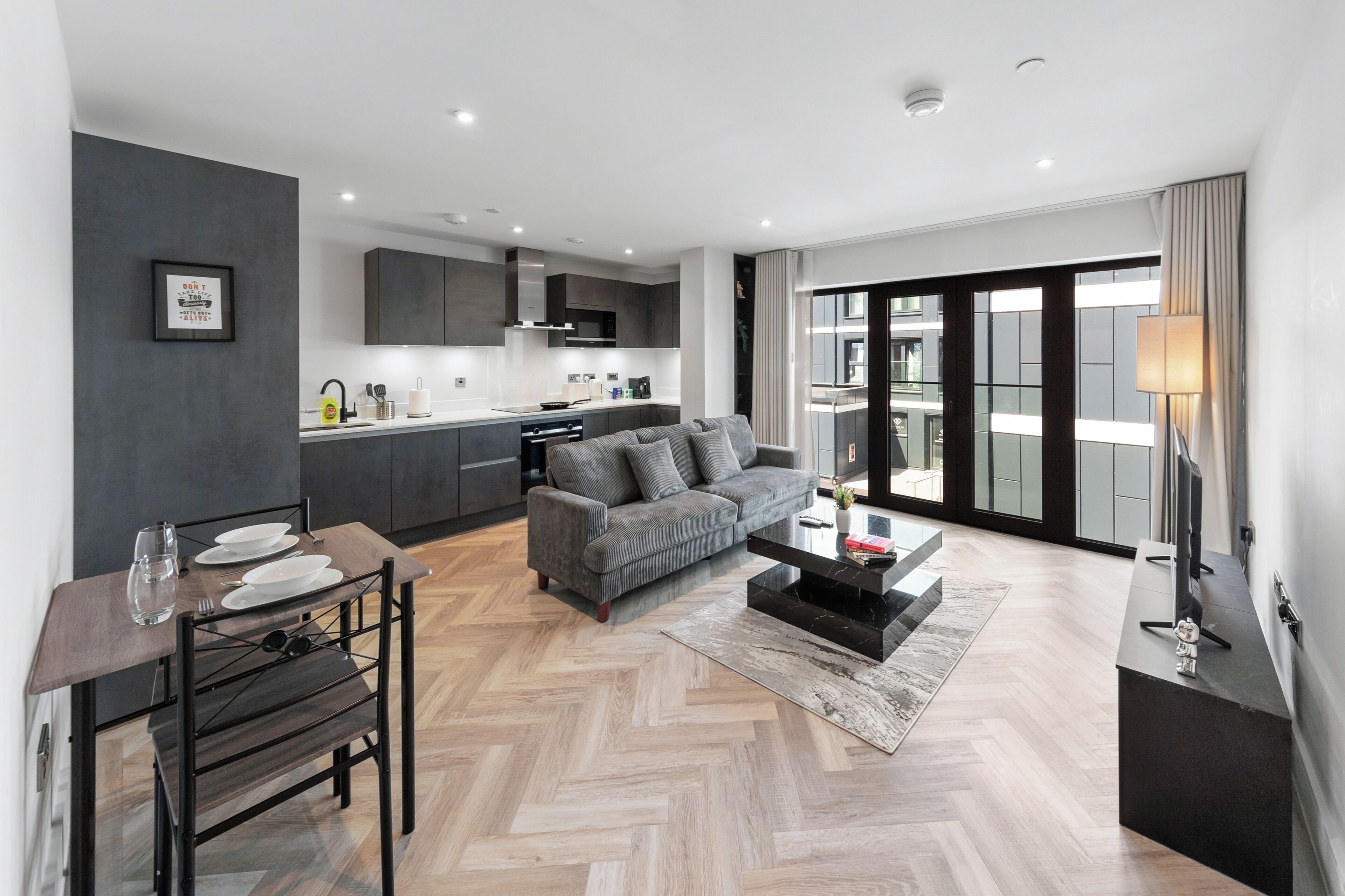 Un apartamento moderno con cocina, sala de estar y comedor.