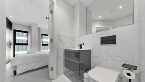 Ein modernes Badezimmer mit Toilette, Bidet und Waschbecken.