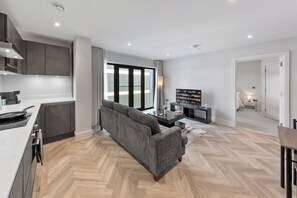 A modern apartment with a kitchen, living area, and a dining space. - Modern 1-Bed | 2 Mins to Cockfosters Tube (Barnet)