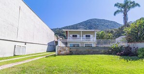 Il s’agit d’une maison d’habitation à l’extérieur blanc, dotée d’un petit porche et d’une cour gazonnée.