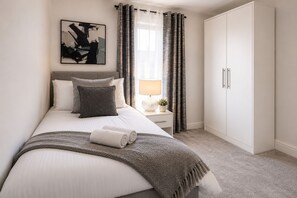 Room - 4 Bed House in Kent | Free Parking | Sleeps 8 | Long Stays (Sittingbourne)