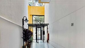 Interior - Themed Studio | Liberdade Metro Station (São Paulo)