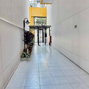 Interior - Themed Studio | Liberdade Metro Station (São Paulo)